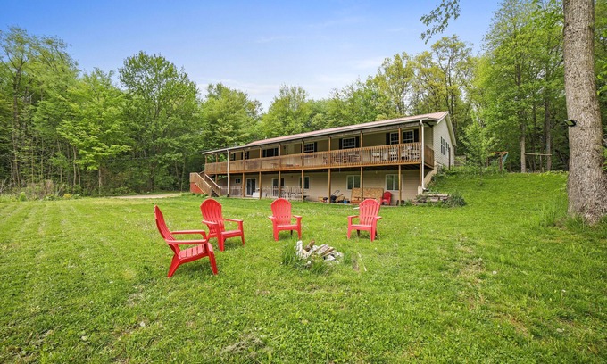 Dowling Cabin | Forest Retreat - Sleeps 30 - 2 minutes from boat launch