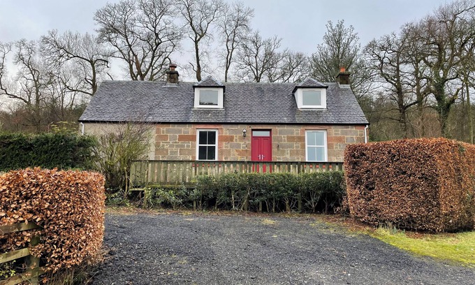 Arden Cottage | Foresters Cottage - an ideal getaway in the Scottish countryside by Loch Lomond