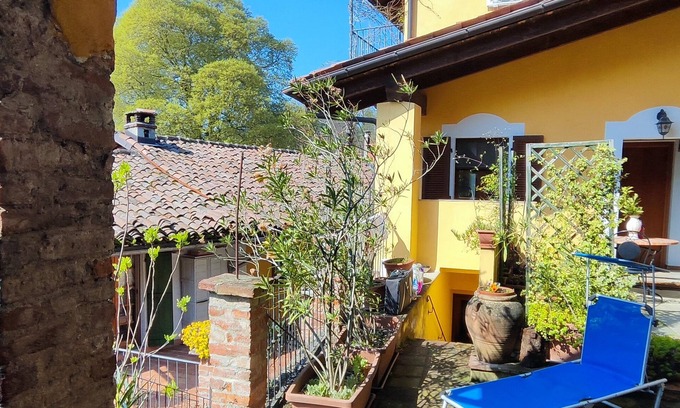 Garibaldi Apartment | Forget-me-nots, holiday home in Monferrato
