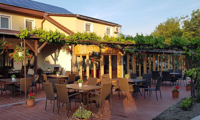 Roszke Hotel | Forró Fogadó