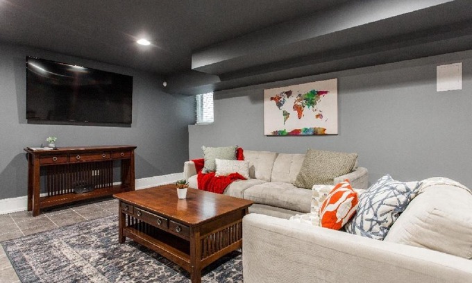 Grand Boulevard Apartment | Forrestville Ave Large Suite