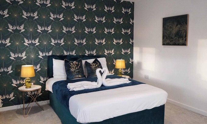 Stonnall House | Fort House 6 big bedrooms 8 beds - Nec, JLR, M6, M42