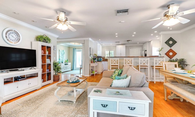 Villas Cottage | Fort Myers Bungalow - 12 Miles to the Beach!