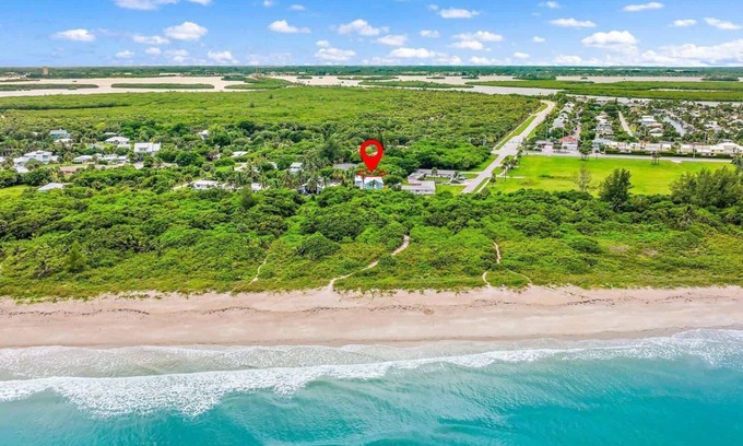 Fort Pierce Shores House | Fort Pierce Coastal Escape 2BD/2BA - Walk to Ocean