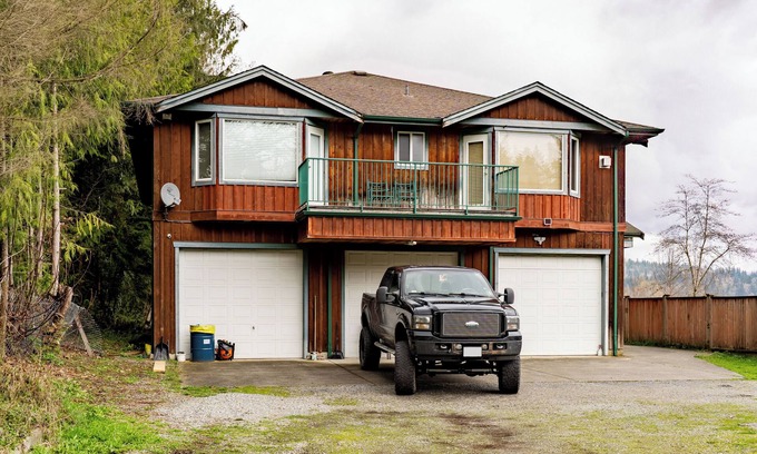 Langley House | Fort Wine Burrow: 8 Guest Rental Home