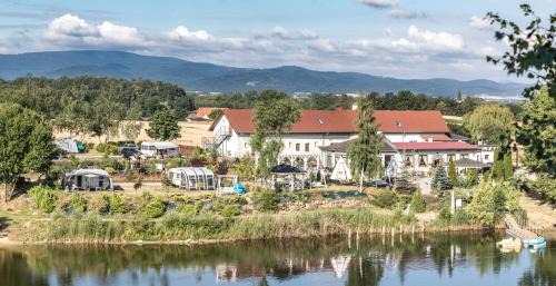 Grodziszcze Bed & Breakfast | Forteca, pokoje gościnne nad stawem