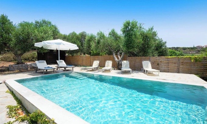 Chorafakia Villa | Fortino Villa, 1 BD and attic, pool, near the sand