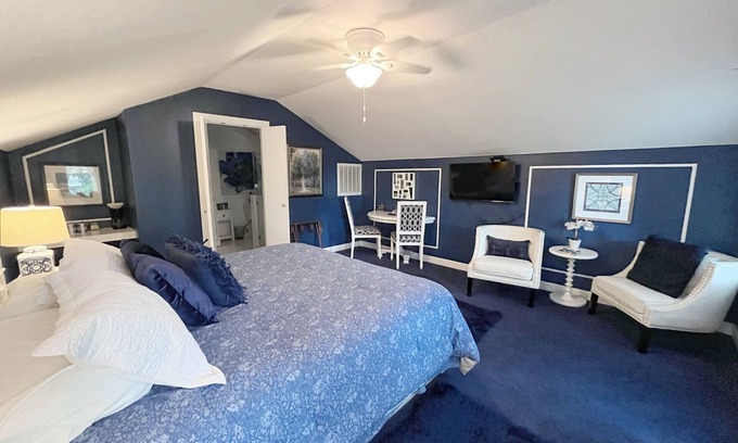 Lincoln Park Villa | Fortunata Winery Villa #6, Private Loft-Style Stay