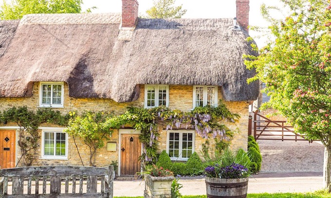 Bicester Cottage | FOUNTAIN VIEW COTTAGE, pet friendly, with open fire in Upper Heyford