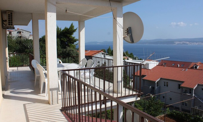 Stanici Apartment | Four-bedroom apartment with terrace and sea view Stanići, Omiš (A-10360-a)