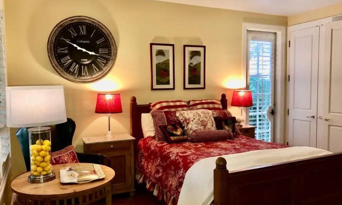 Toro Canyon Apartment | Four Seasons Suite Retreat