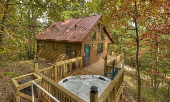 Ridgeline Vistas Cabin | Fox Den Cabin with Invigorating Hot Tub!