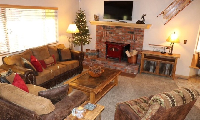 Eagle Mountain Estates House | Fox Farm, Cozy cabin with a game room, hot tub, & 2 decks in a great location!