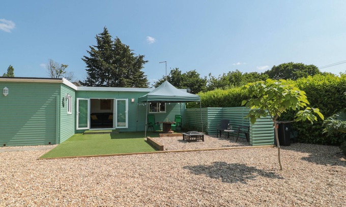 Longham Cottage | FOXES DEN, romantic, country holiday cottage in Bournemouth