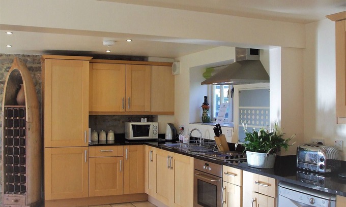 Hulland Ward Cottage | Foxglove Cottage, dog-friendly house by the Peak District with a hot tub