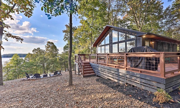 Rogers Cabin | 'Foxtail' Cabin Retreat: Steps to Beaver Lake!