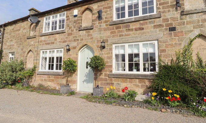 Ripley House | FOXY COTTAGE, family friendly, with a garden in Ripley