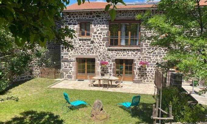 Saint-Christophe-sur-Dolaison Cottage | Farm cottage in Saint-Christophe-sur-Dolaison with terrace and private ensuite rooms