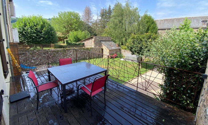 Saint-Geniez-d'Olt House | Gde Maison Avec Jardin et Jacuzzi