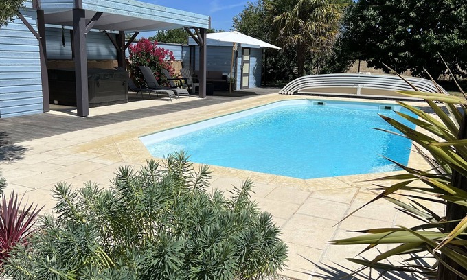 Saint-Georges-les-Baillargeaux Bed & Breakfast | Maison d'Hôtes near Futuroscope - 2 to 6 pers with SPA & Private pool