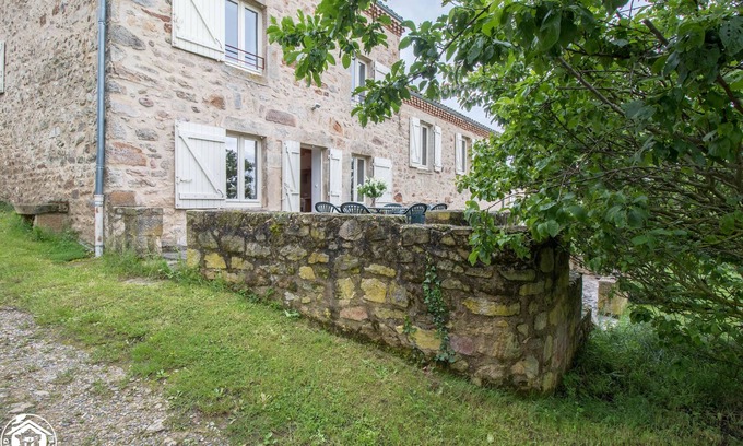 Saint-Quentin-sur-Sauxillanges House | Gîte Lilotte Restauré en Préservant son Caractère Rustique