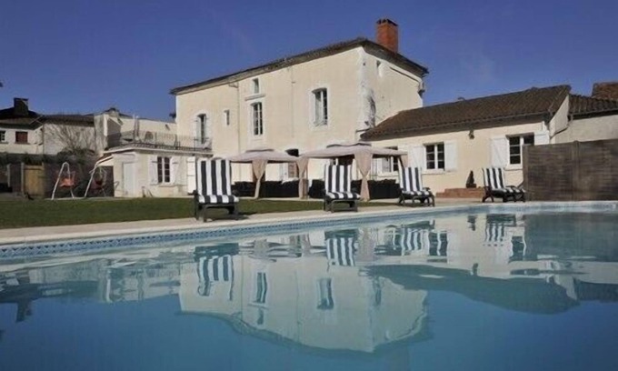 Saint-Saud-Lacoussiere Villa | Le Santuaire: Luxury villa with heated swimming pool and many more amenities!