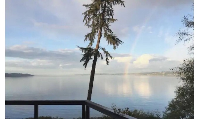 South Colby House | Frank L Wright insp. house waterfront beach access
