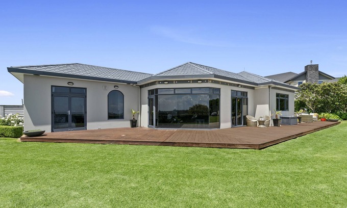 New Plymouth House | Frankleigh Views - New Plymouth Holiday Home