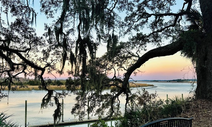 Thunderbolt Cottage | FREE Bikes & Stroll to Marina: The Shrimp Boat Couples Retreat, 5 Min to Sav