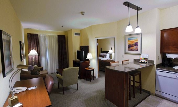 South Side Condo | Free Breakfast Buffet! Just a Few Miles from Area Beaches