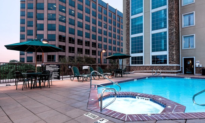 Shearer Hills - Ridgeview Condo | Free Breakfast + Outdoor Pool | Suite with Roll-in Shower Only 15 Minutes from the Riverwalk!