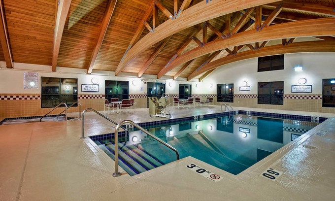 Middleton Condo | Free Breakfast. Pool and Hot Tub. Downtown Location. Near the University of Wisconsin-Madison!