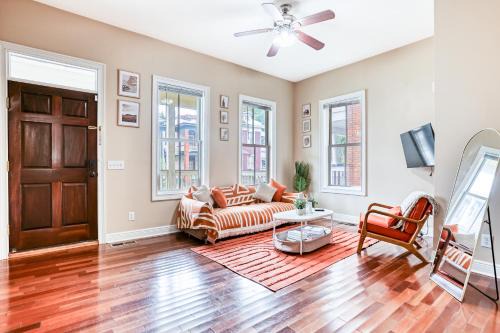 Metropolitan Apartment | Free Early Check-In or Late Check-Out - Big Yard, BBQ - Summer Getaway near DT, Starland & River St