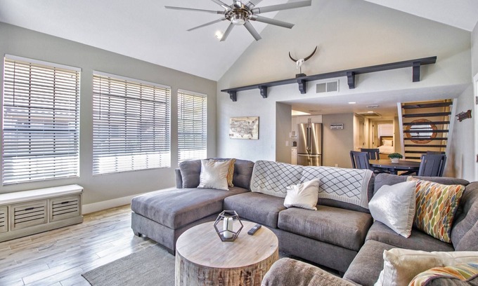 South Scottsdale Condo | FREE GOLF! Pet Friendly, Upgraded, Heated Pool/Spa Minutes to Giants stadium & Old Town Scottsdale!