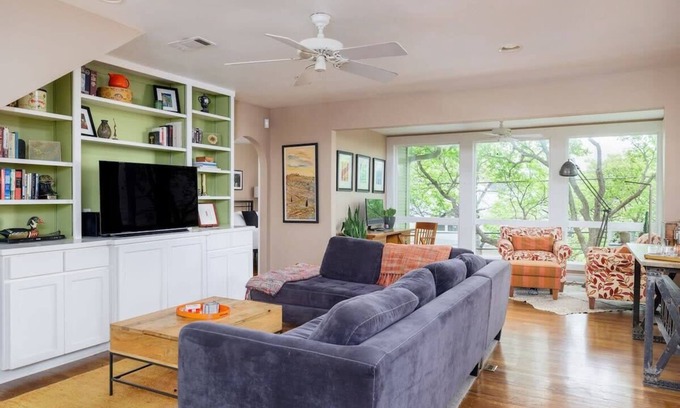 Clarksville House | Free Parking, King Bed, 3 BR, Downtown | Treehouse