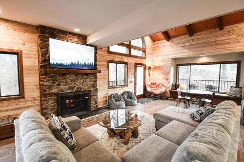Mount Jackson House | Free Resort Passes - Hot Tub - Sauna - Views - Fast Wi-Fi - Pet Friendly