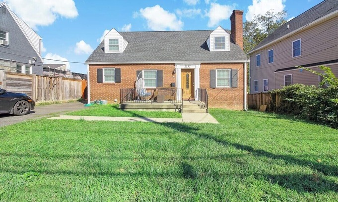Falls Church Apartment | Fresh | 4 bedroom | Luxury | Center | Sunny