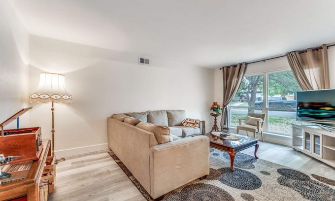 Fort Worth House | Fresh Clean 3-BR Home Mins to Downtown, TCU, NAS JRB, Sports, FW Zoo, Stockyards