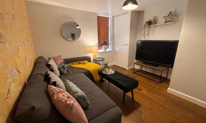 Gravesend Apartment | Fresh comfy space, feel at home.