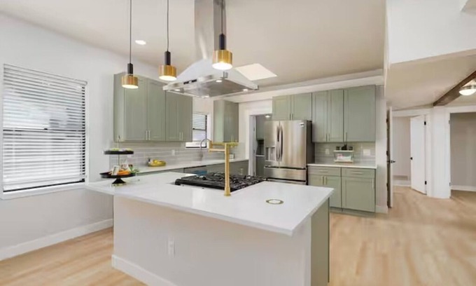 Jefferson House | Freshly Renovated - 5 BR Historic Home Near DT