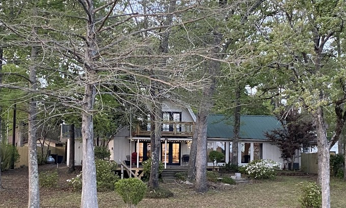 Hemphill House | Freshly Updated! 3 BR, 3 BA Waterfront Getaway for Fisherman and Families alike!