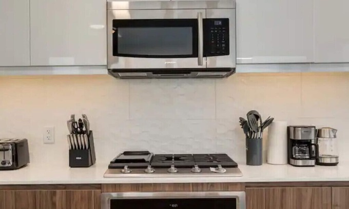 Sunnyside Condo | *Friendly* City Suite in Kensington *2bed+2Bath*