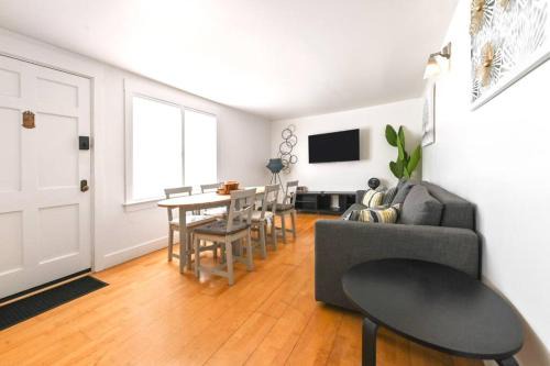 Poets Corner Apartment | Front House 3 bedroom flat nice street, walk to BART, shops