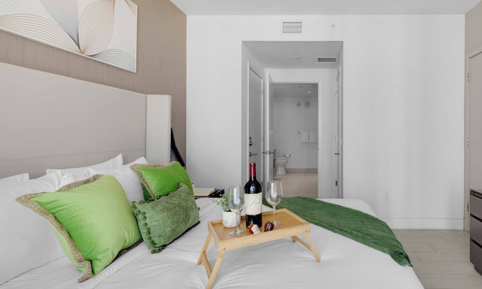 Hollywood South Central Beach Apartment | Front Ocean View: Amazing Pools