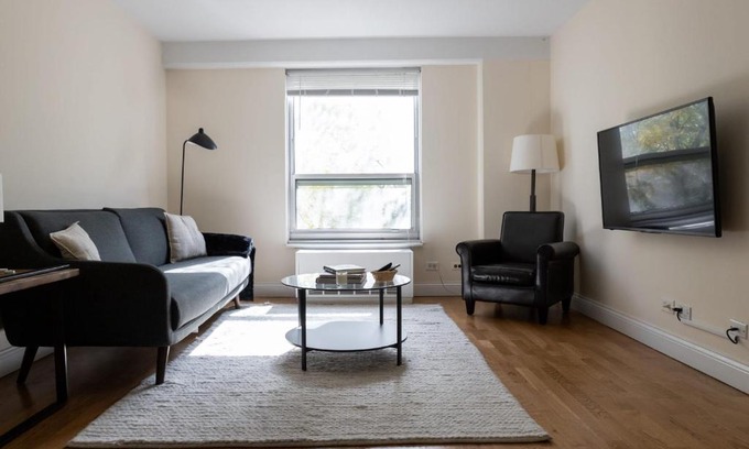 Ravenswood Apartment | FRONTDESK 1 BR Apt with City View in Ravenswood