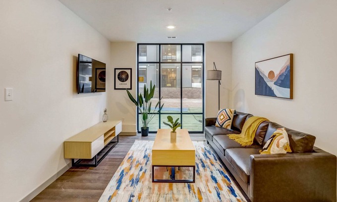 Downtown Lincoln Apartment | Frontdesk | 2 BR Apt near Memorial Stadium