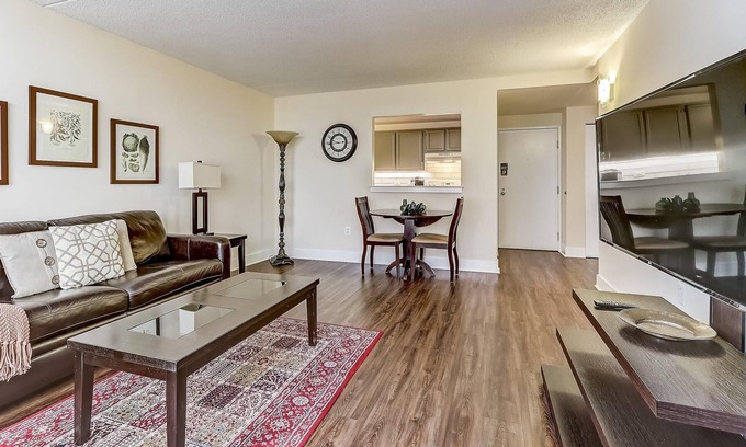 Gayborhood Apartment | Frontdesk | Bright 1 BR in Washington Square