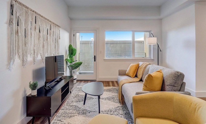 Brewerytown Apartment | Frontdesk | Studio Apt near the Liberty Bell