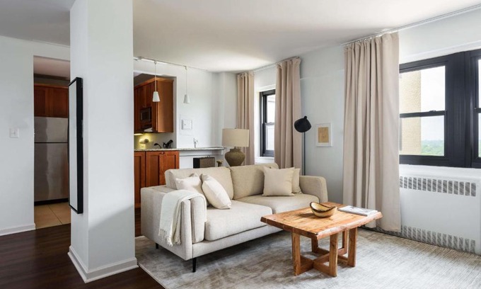 Central West End Apartment | FRONTDESK Warm 1 BR Apt with Forest View