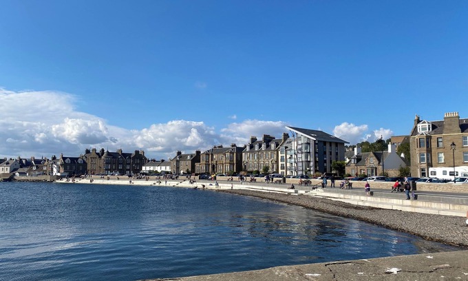 Broughty Ferry Apartment | Frontline sea view first floor apartment with balcony and lift.